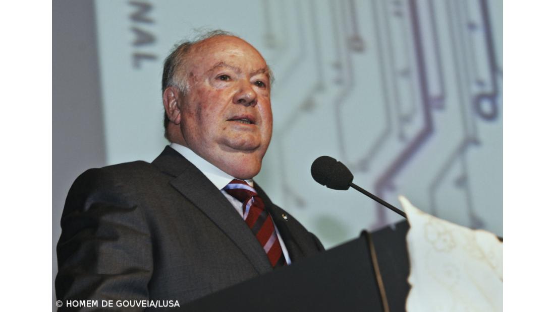 "Deus repôs parte do que os socialistas roubaram na Zona Franca da Madeira"