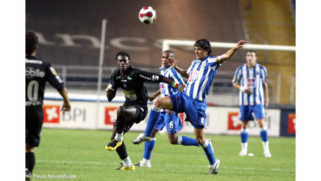 Lucho Gonzalez renova até 2012