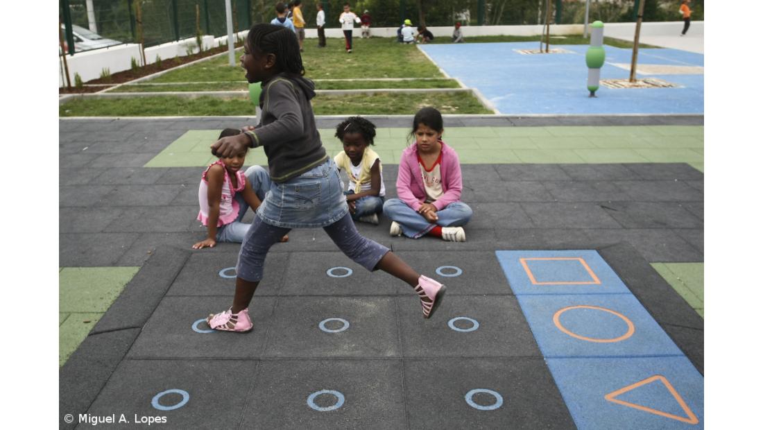 Crianças sabem que poupar é importante e criticam pais quando gastam demais