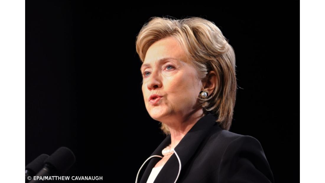 Clinton diz que ameaça de Trump sobre acordo nuclear com Irão é "perigosa"