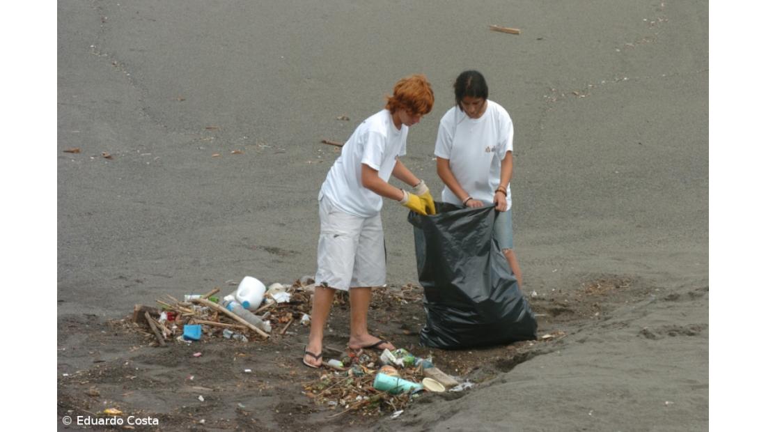 Comportamentos estão a mudar mas o plástico ainda não desapareceu das praias