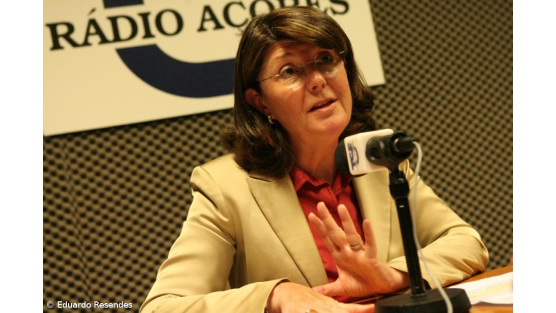 Berta Cabral  diz que geração jovem "está de cabeça perdida" e depois corrige