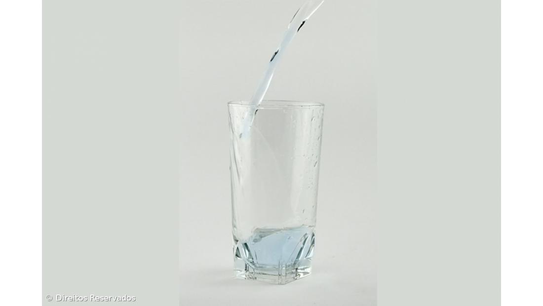 Borras de café usadas para obter água potável