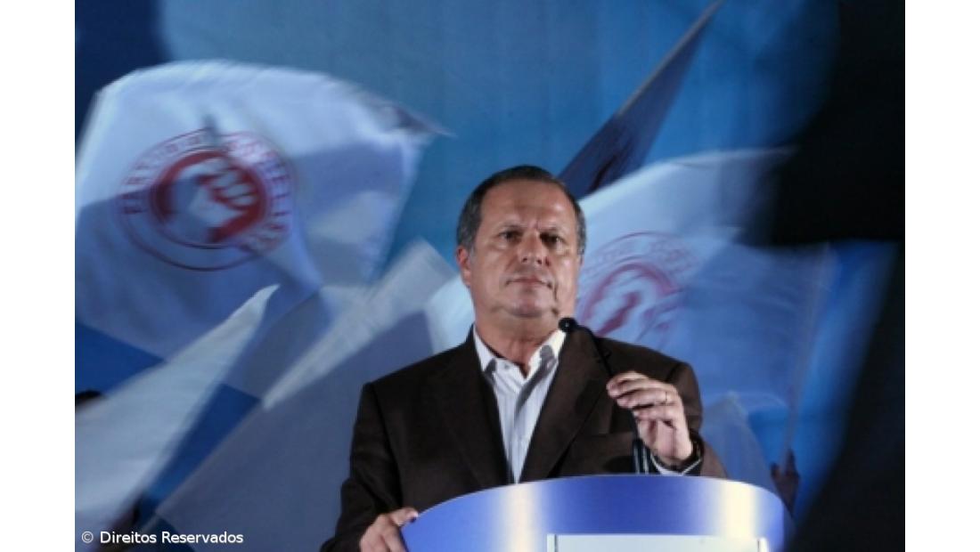 Carlos César critica governo por pensar demais no calendário eleitoral