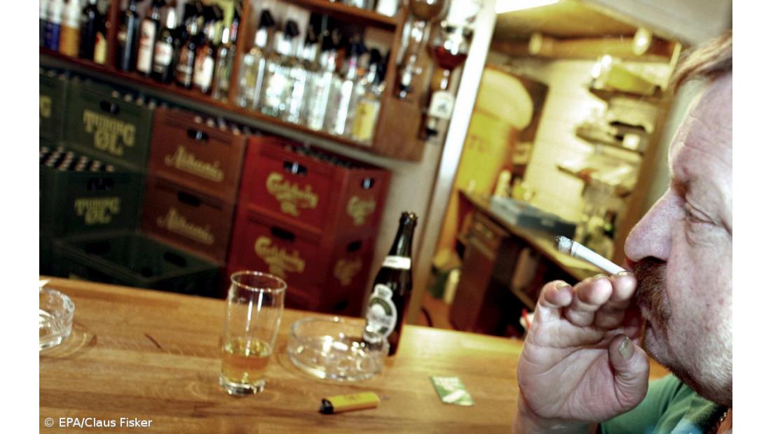 Pobres fumam mais e vivem menos dez anos do que os ricos