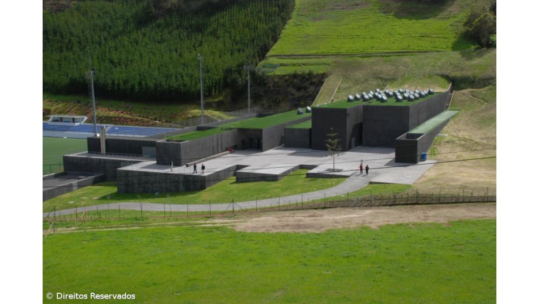 Perdão de dívida permite à Câmara da Povoação comprar piscinas cobertas e campo de futebol a preço de saldo