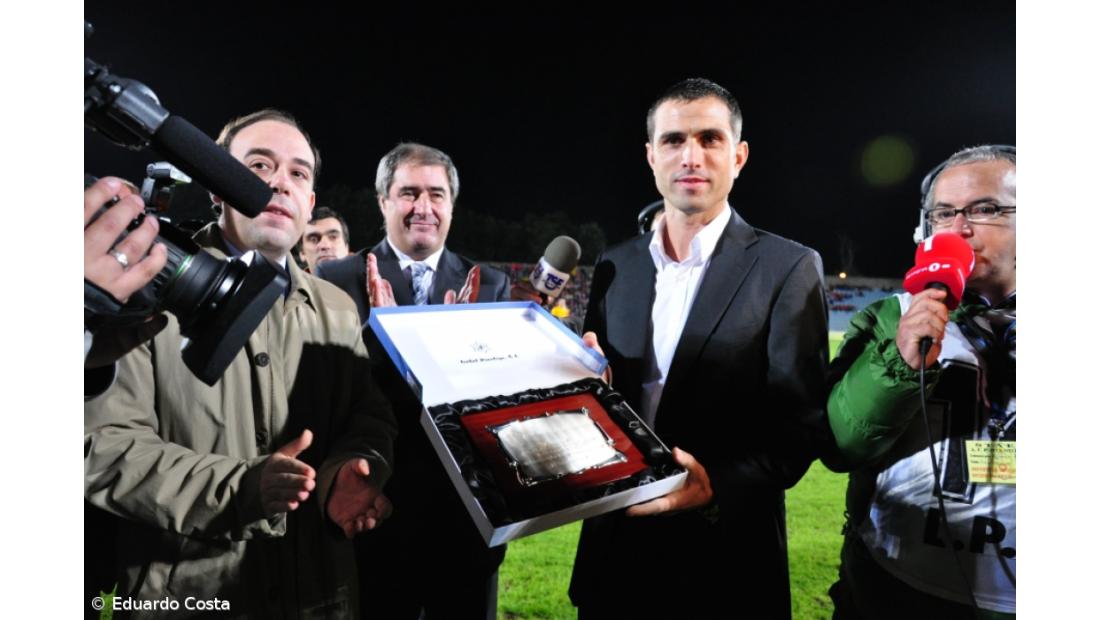 Pauleta comovido recebe sentida homenagem em São Miguel