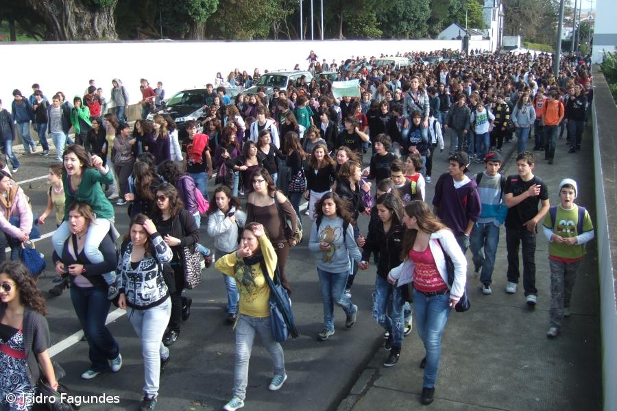 Estudantes dizem que foi ultrapassado limite do razoável para saberem critérios de bolsas – Imagem 1