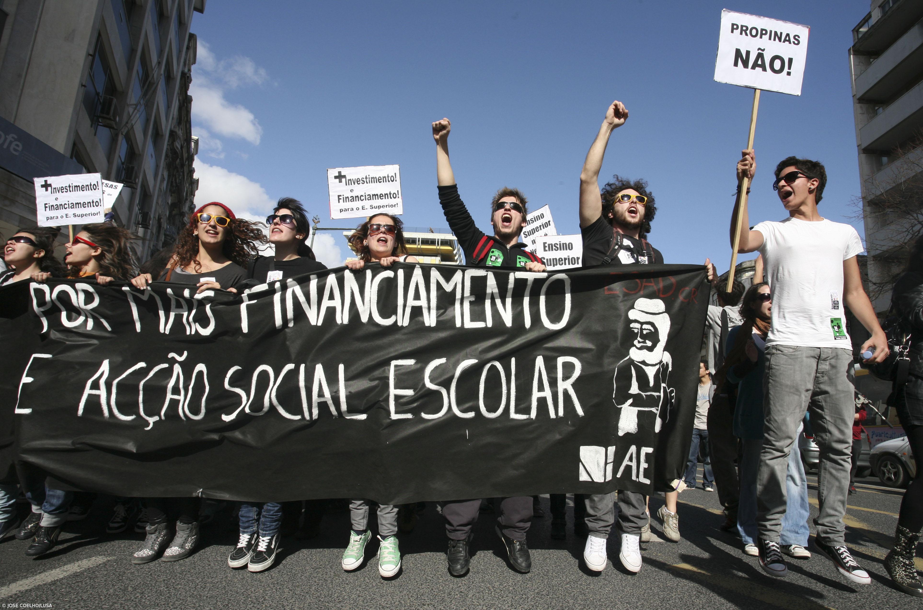 Meio milhar de universitários manifesta-se em Lisboa – Imagem 1