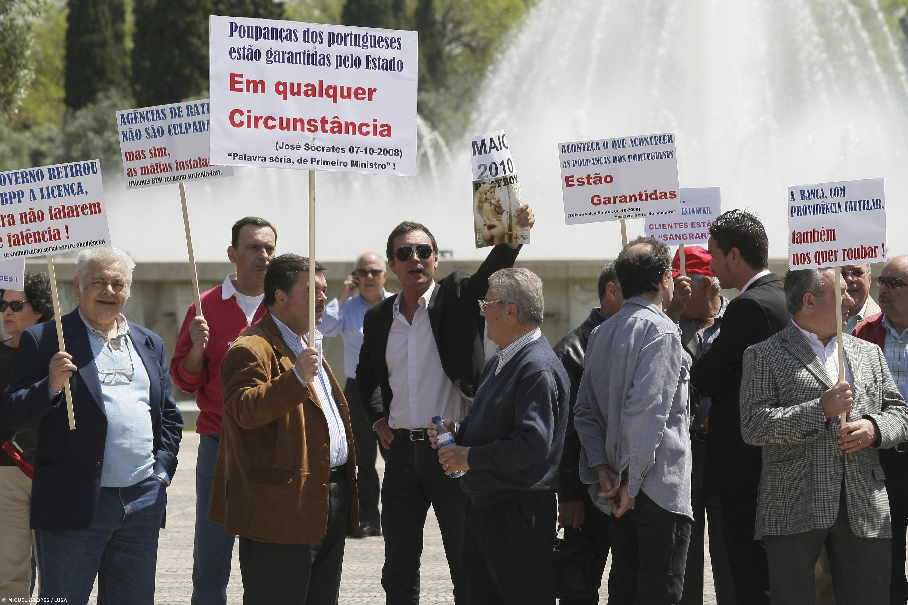 Clientes do BPP manifestam-se para denunciar o caso à Europa – Imagem 1