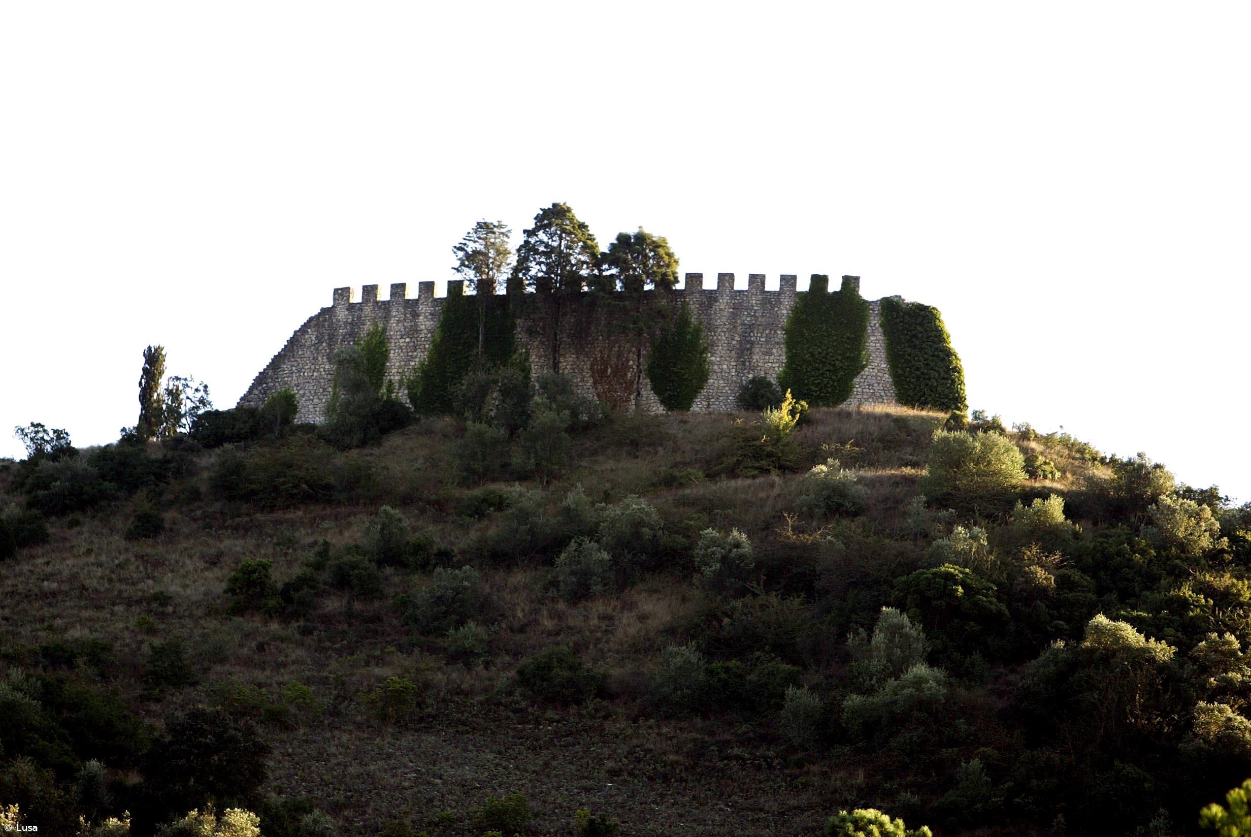 Castelo medieval dá lugar a centro de actividade arqueológica  – Imagem 1