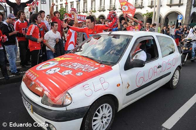 Onda encarnada inunda Ponta Delgada para celebrar o título – Imagem 1