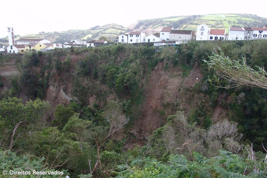 Instabilidade de talude obriga a deslocar moradores – Imagem 1