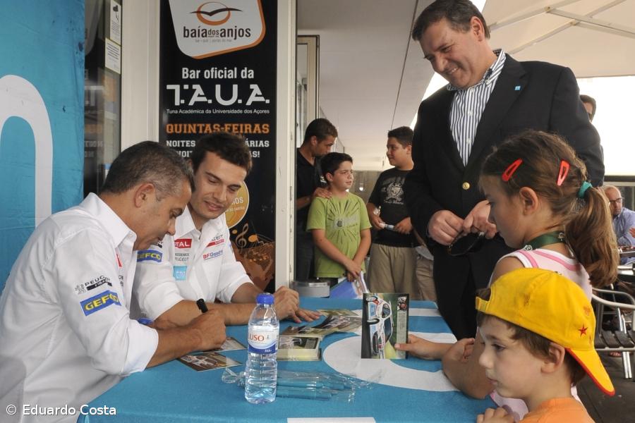 Bruno Magalhães distribui autógrafos – Imagem 1