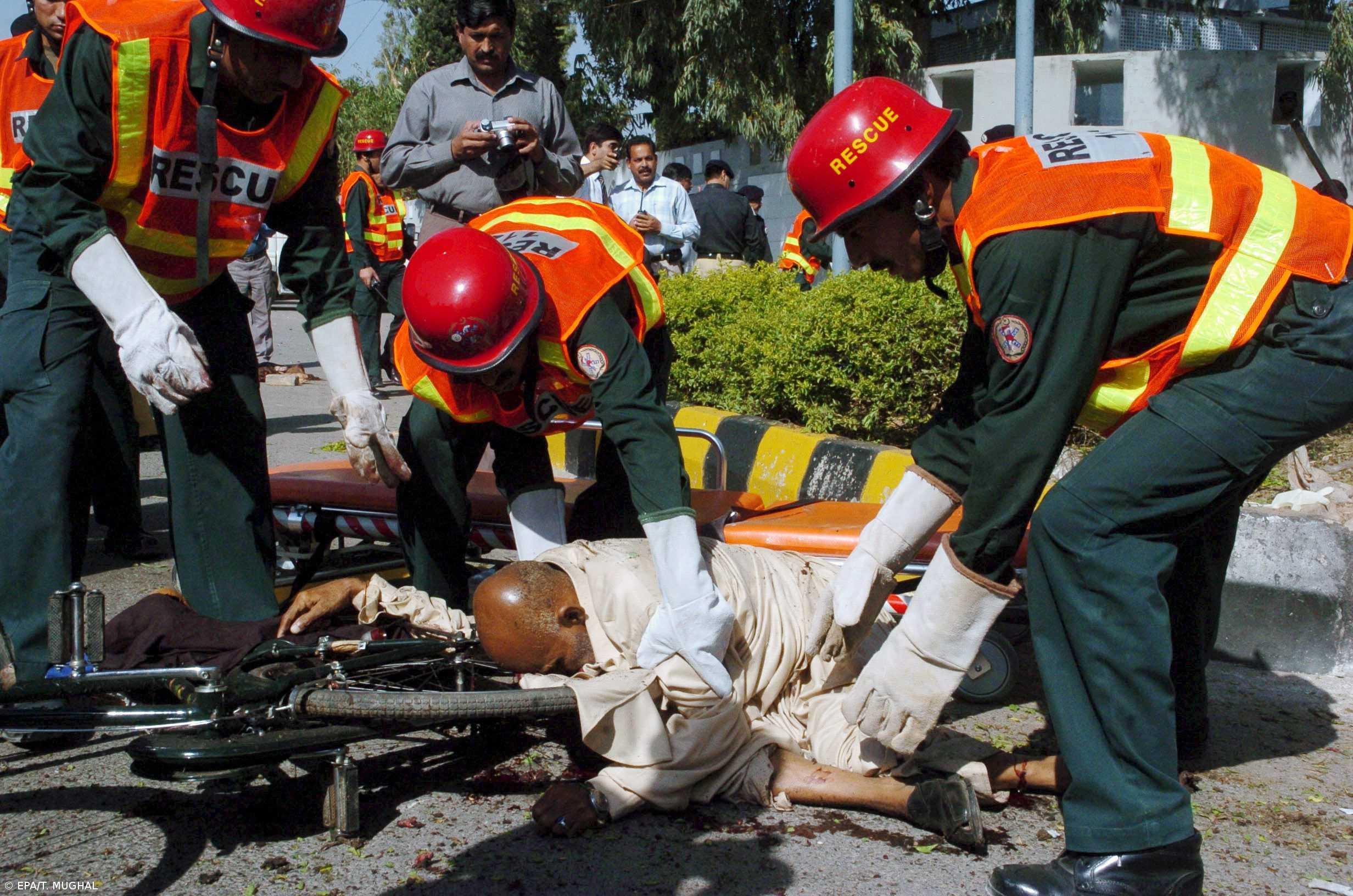 Atentado suicida perto de Musharraf faz cinco mortos – Imagem 1