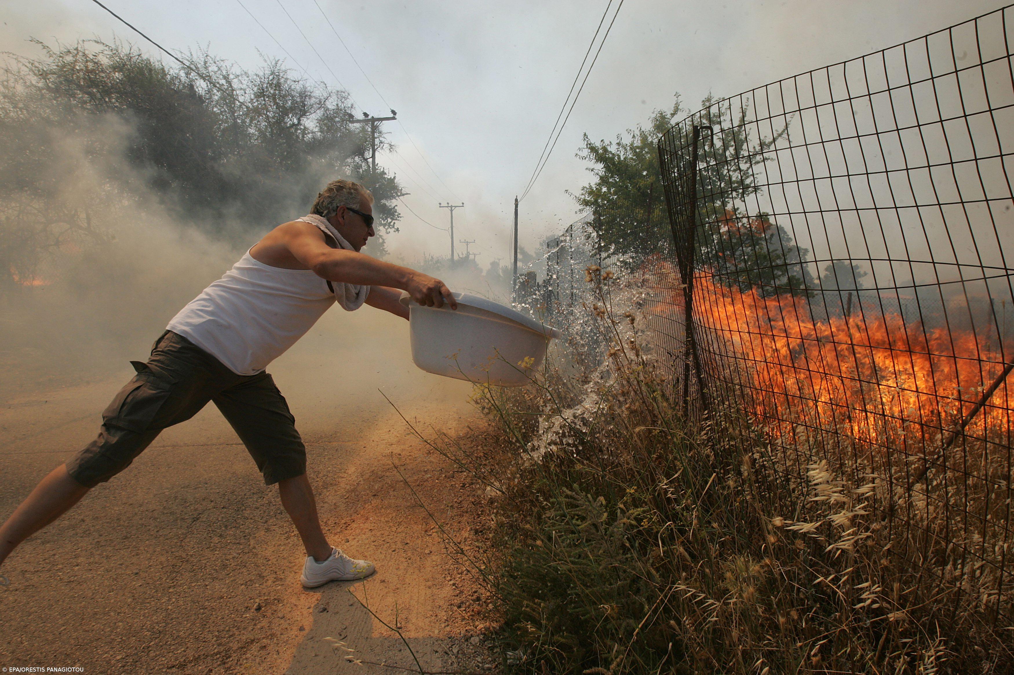 Quatro países da UE vão reforçar combate ao incêndio perto de Atenas – Imagem 1