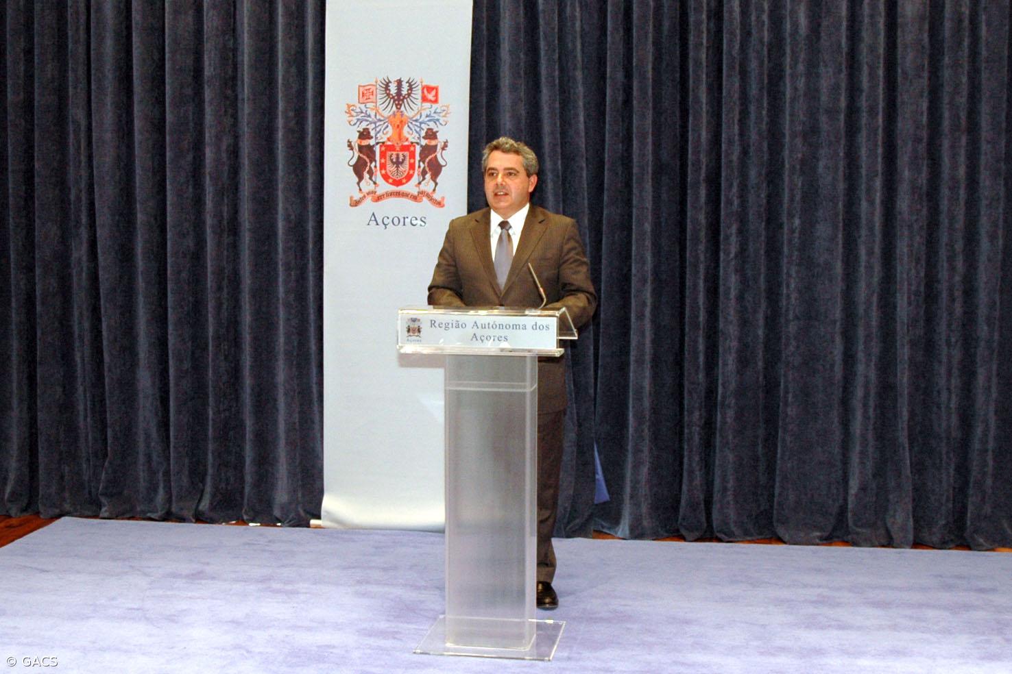 Governo dos Açores repudia suspeitas do PSD sobre apoios a painéis solares em edifícios públicos – Imagem 1