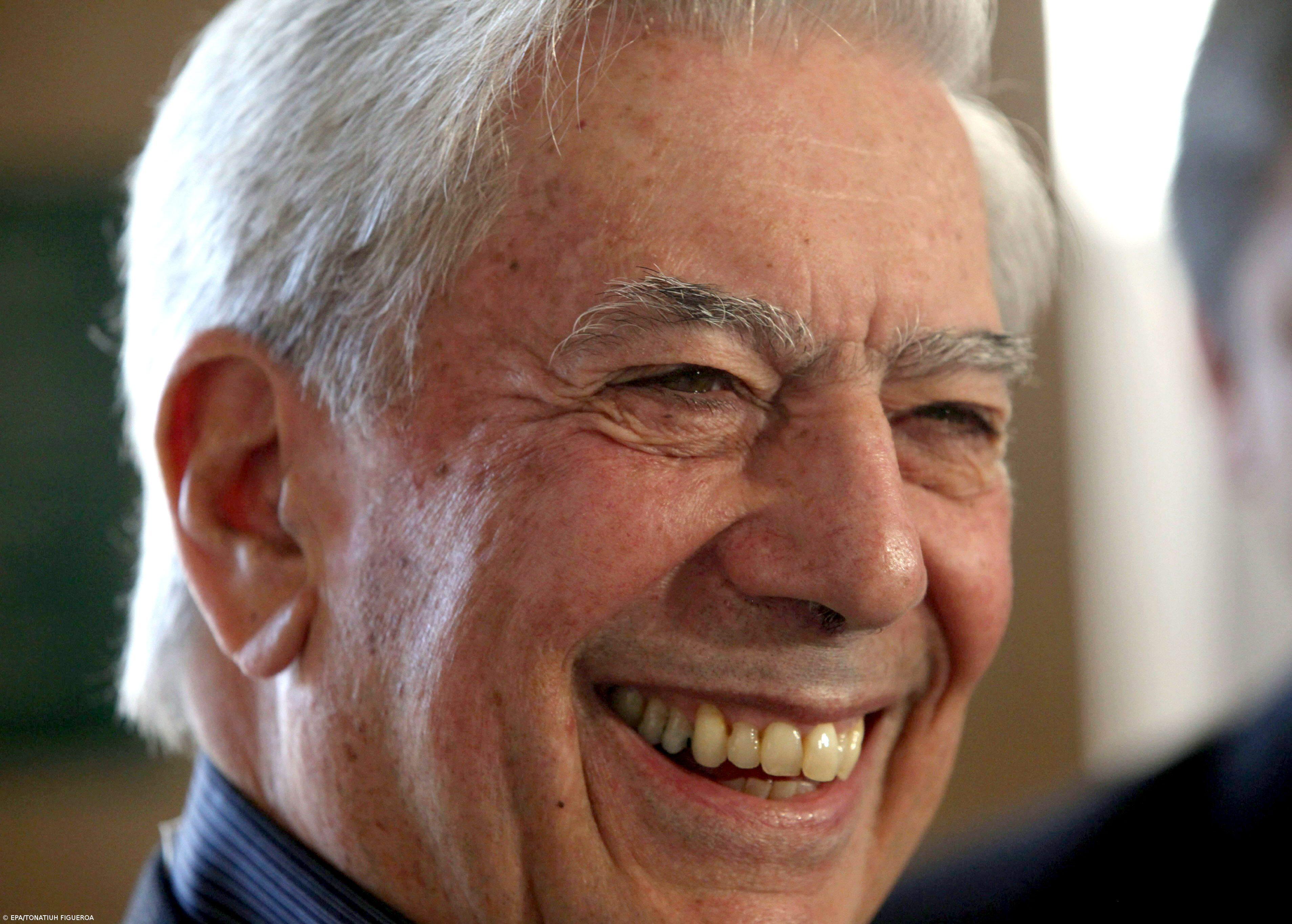 Vargas Llosa "muito comovido" com Prémio Nobel – Imagem 1