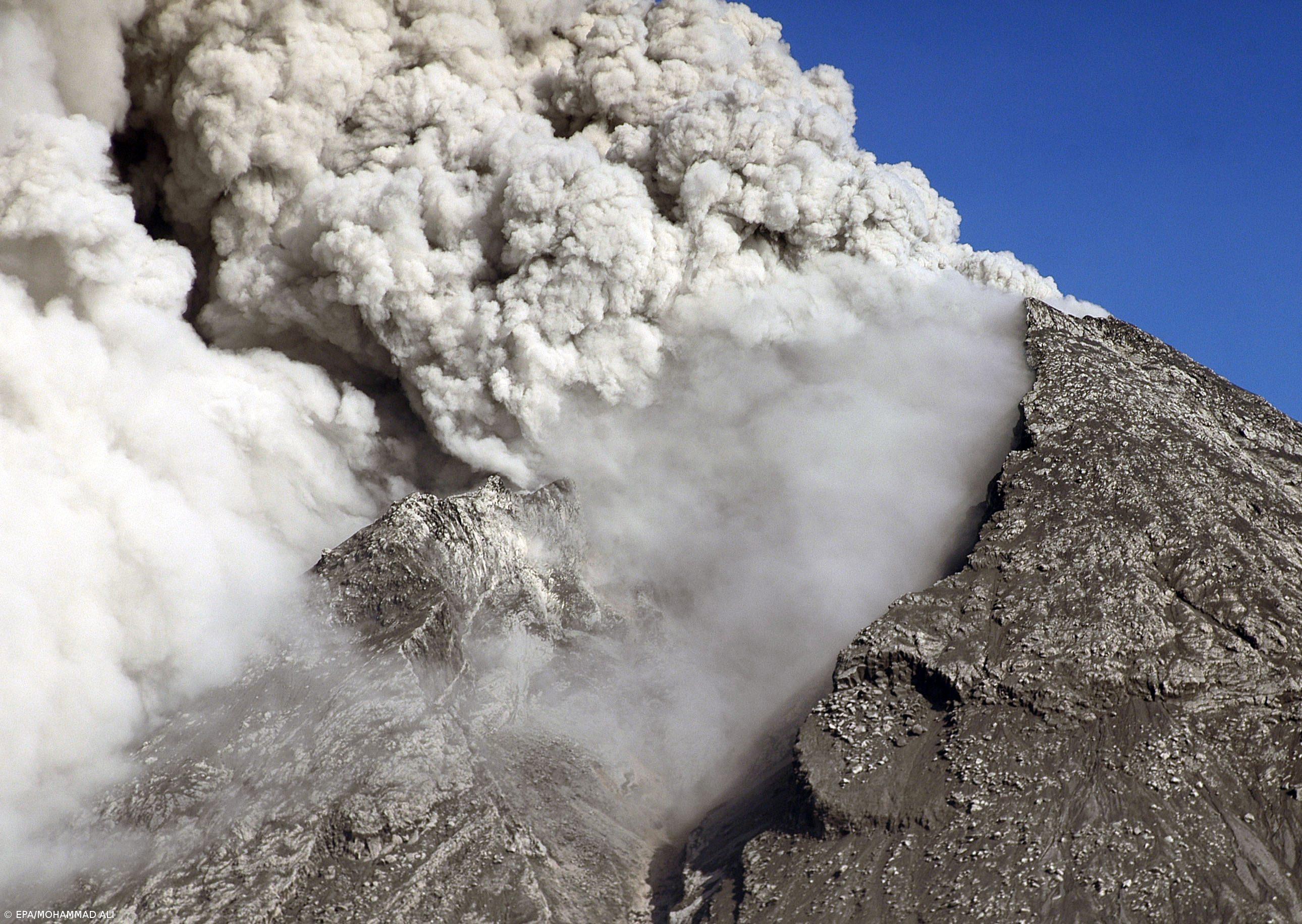 Mais de 1500 pessoas retiradas devido a erupção de dois vulcões na Indonésia – Imagem 1