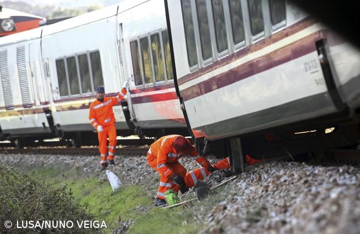 Duas carruagens de comboios descarrilaram sem provocar ferimentos nos 45 passageiros – Imagem 1