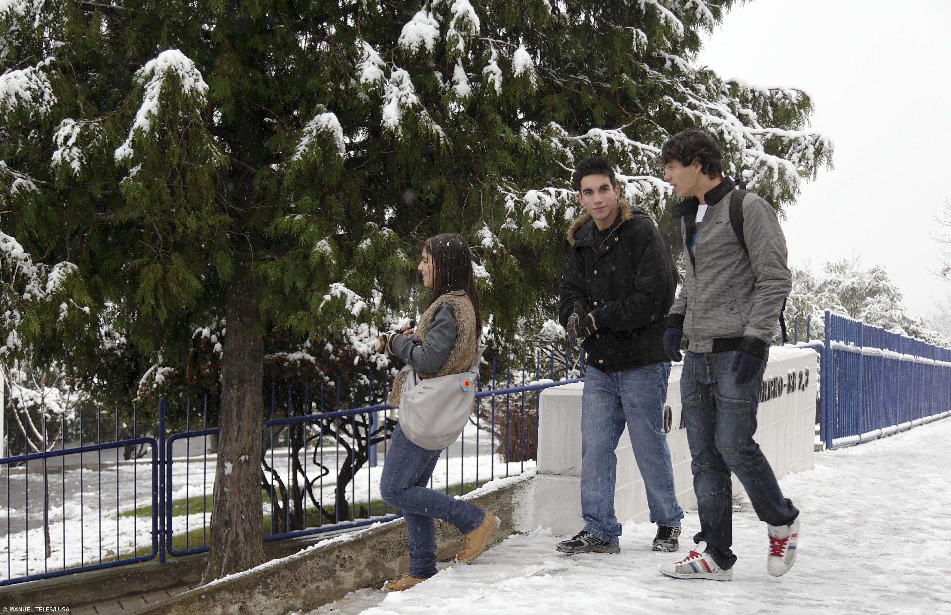 Escolas e estradas cortadas devido à neve – Imagem 1