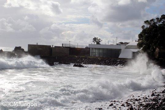 Forte ondulação danifica piscina coberta da Lagoa – Imagem 1