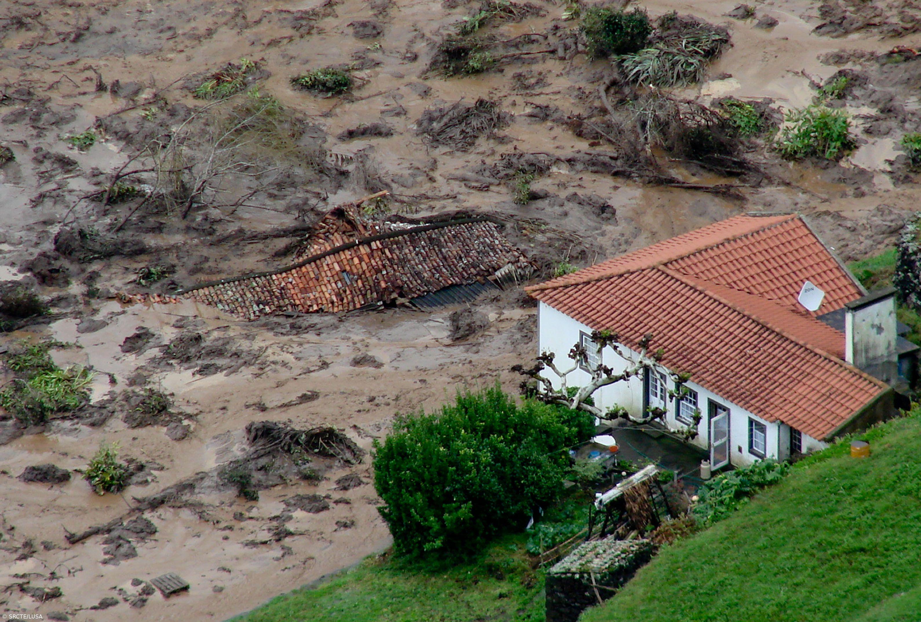 Instabilidade nos taludes inviabiliza regresso a casa na Fajãzinha – Imagem 1