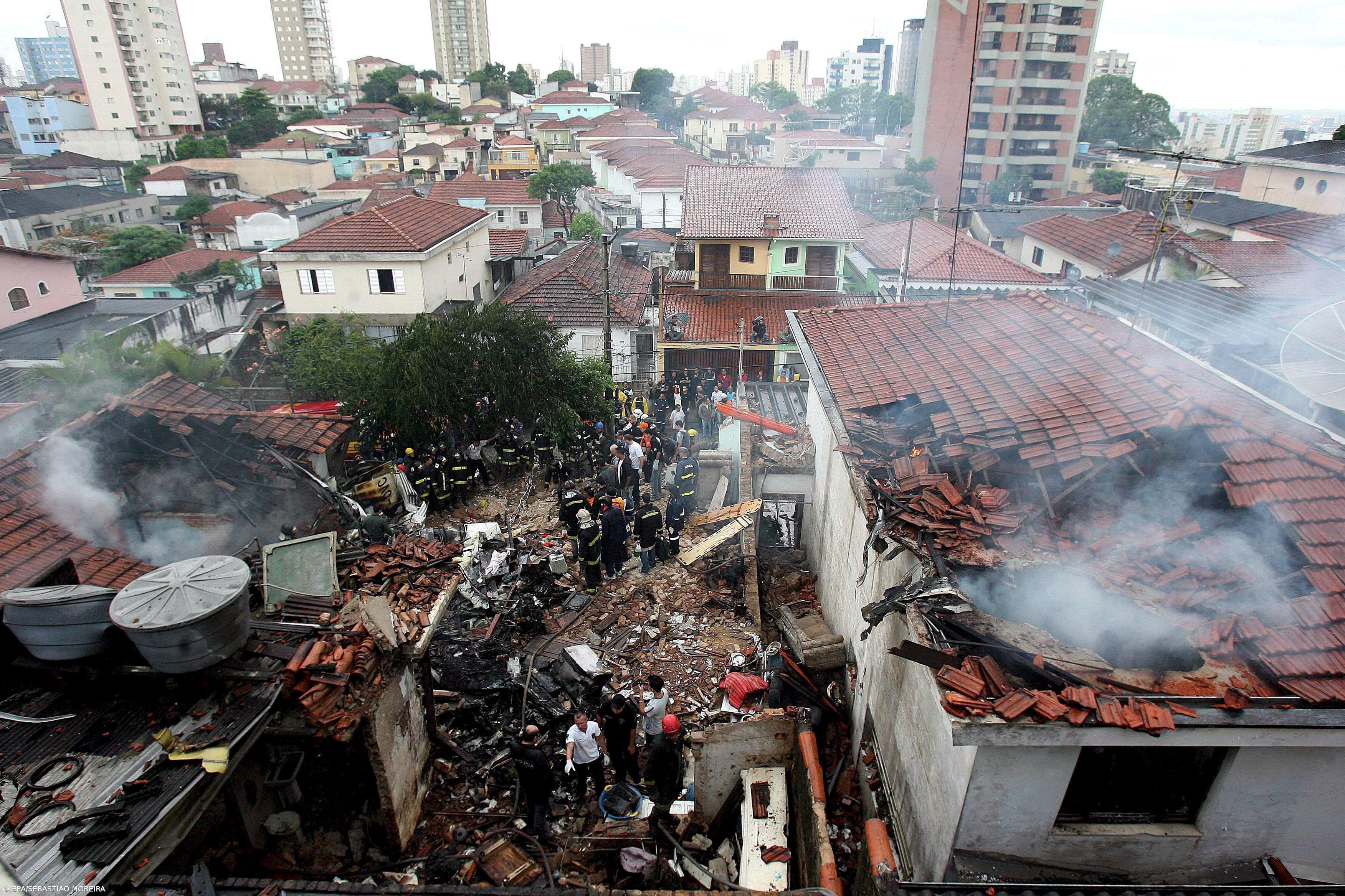 Sete mortos na queda de avioneta em bairro de São Paulo – Imagem 1
