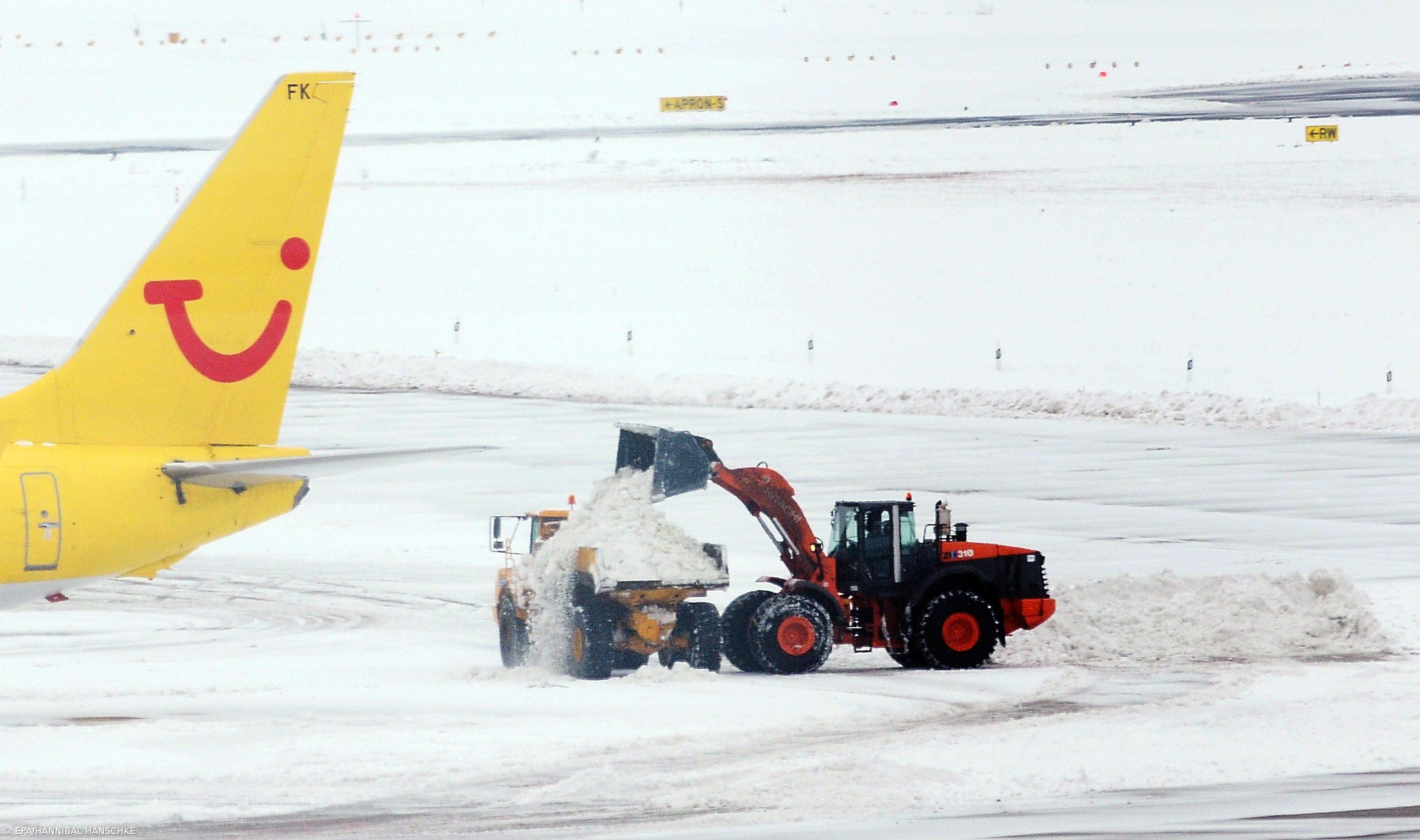 Frio e neve continuam a provocar problemas em vários aeroportos  – Imagem 1