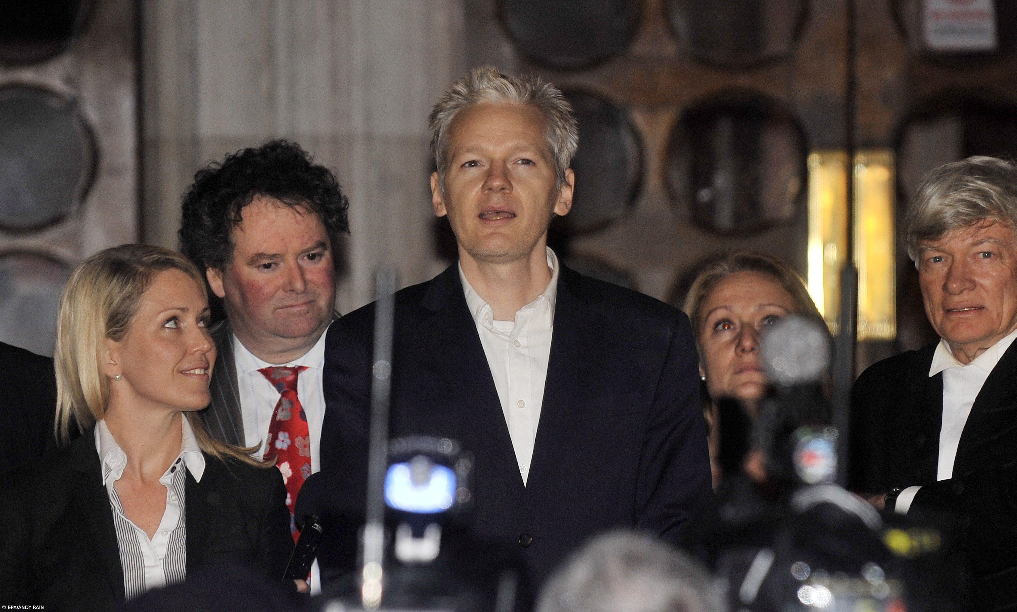 Julian Assange foi libertado após pagamento de fiança – Imagem 1