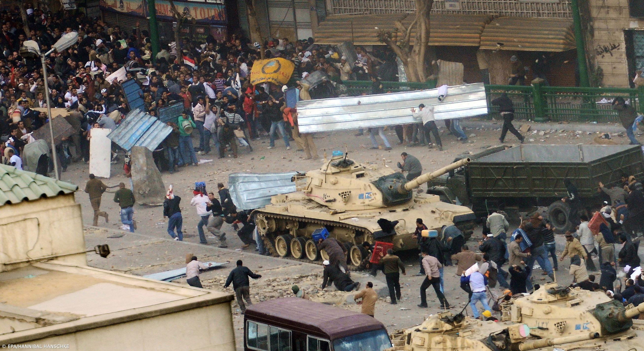 Um militar morto e mais de 400 feridos nos confrontos da praça Tahrir – Imagem 1