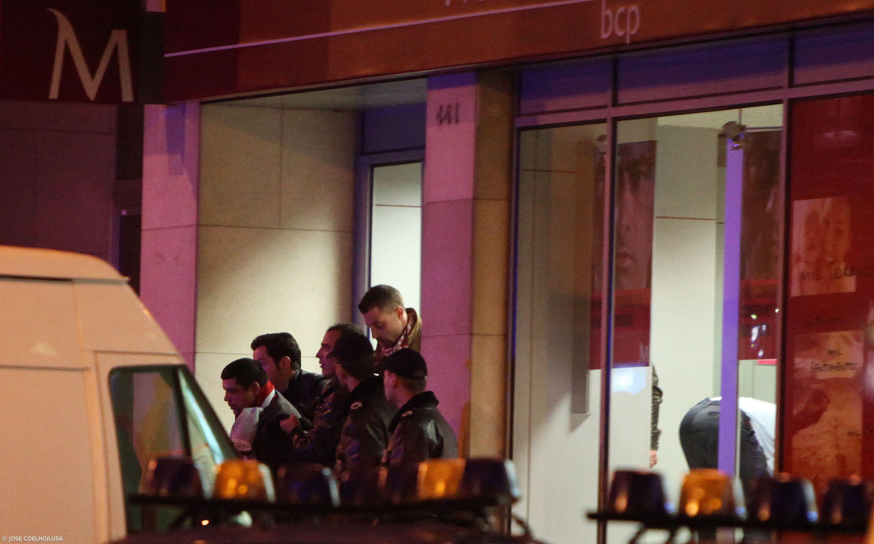 Homem manteve sequestrada mulher em dependência bancária  – Imagem 1