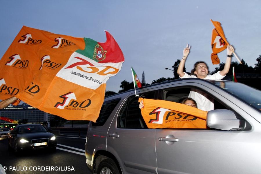 Apoiantes do PSD festejam vitória de Passos – Imagem 1