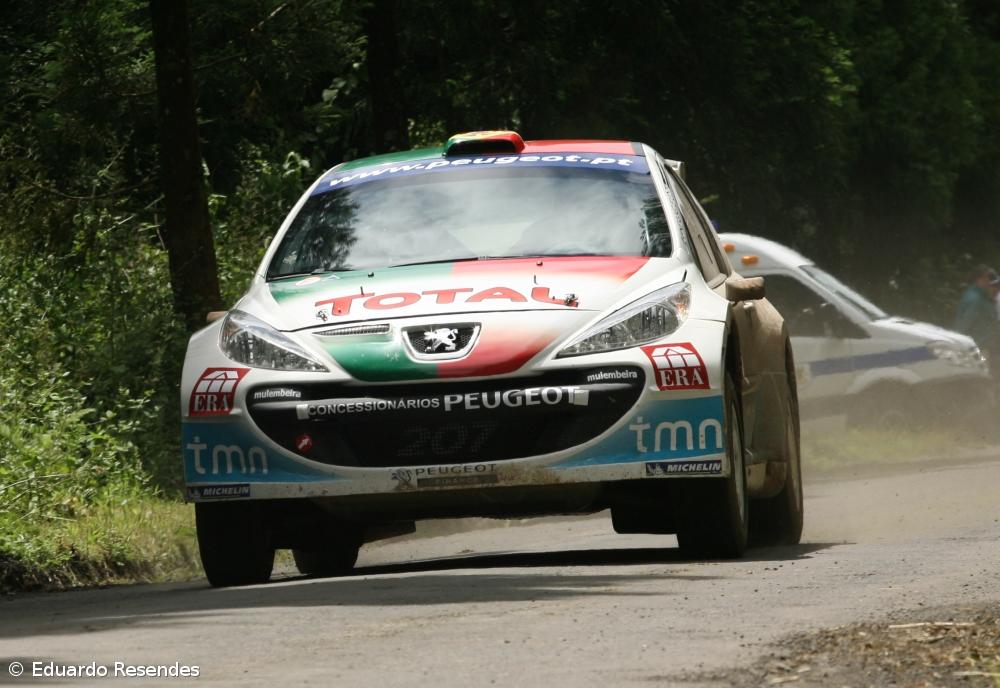 Bruno Magalhães fora do SATA Rallye Açores 2011 – Imagem 1