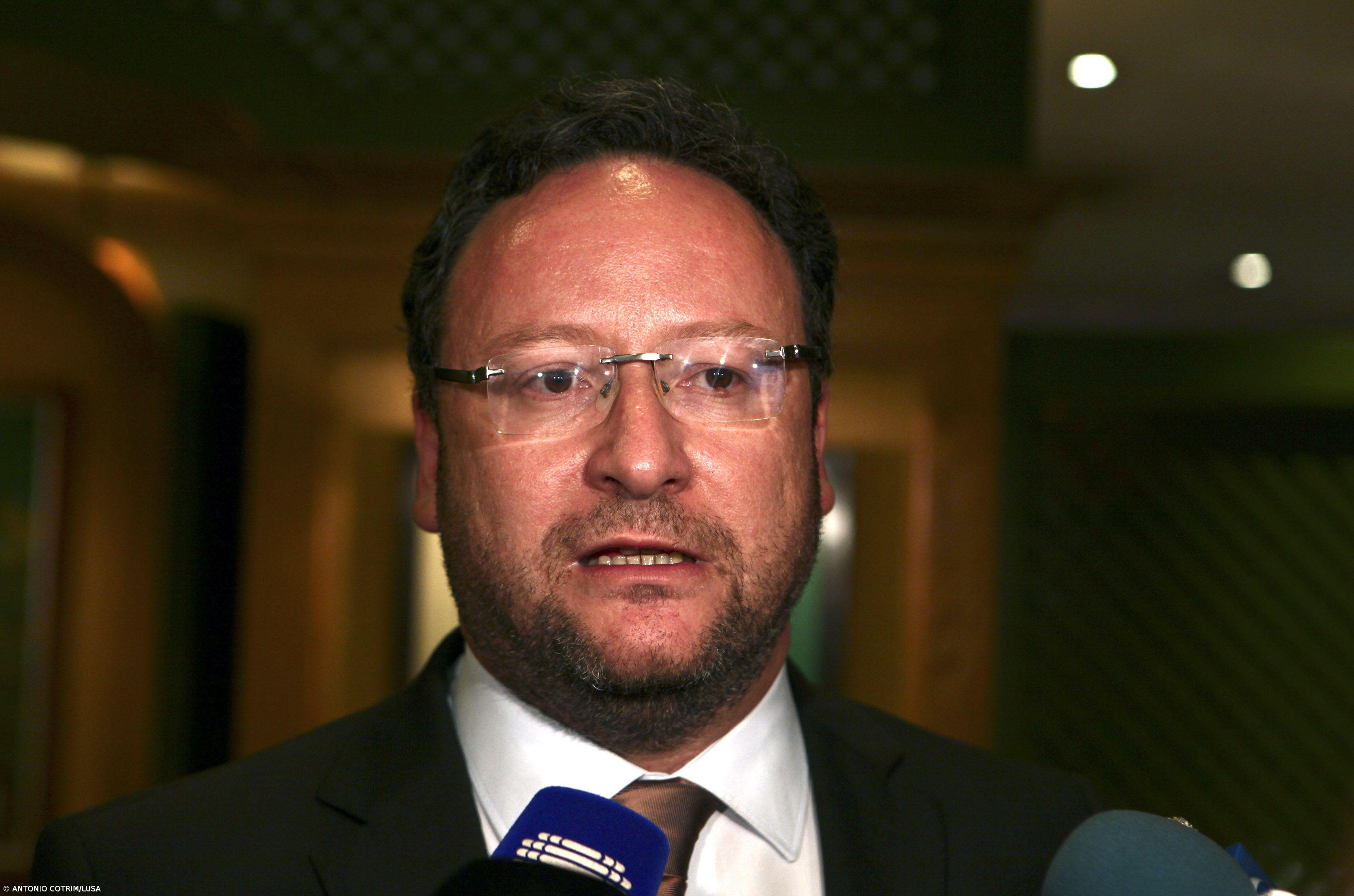 Assis defende que Cavaco deve dar posse a Governo PS com acordo à esquerda – Imagem 1