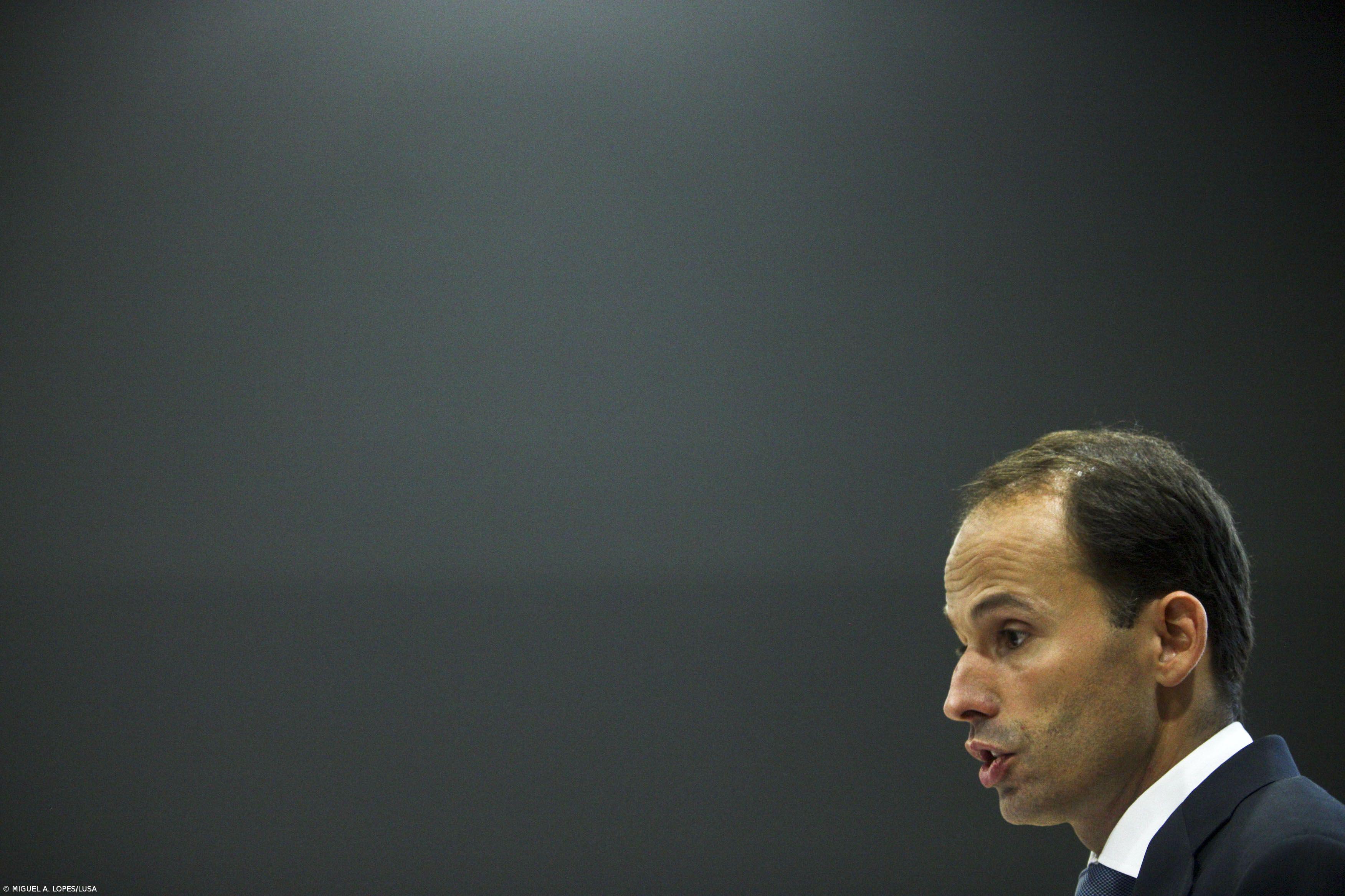  Ministro quer poupar 20 milhões de euros em 2012 – Imagem 1