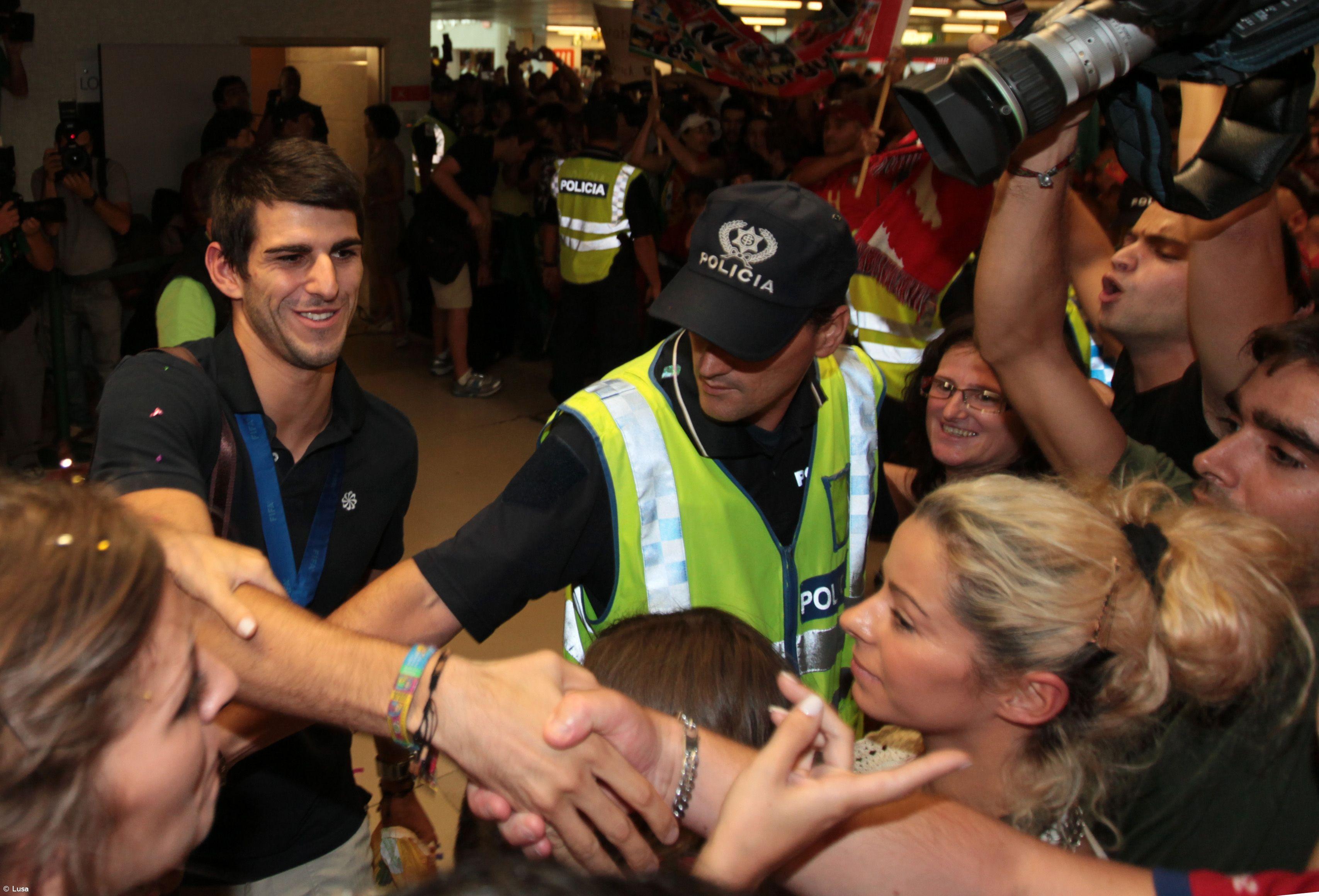 Selecção recebida em euforia, Nelson Oliveira e Mika os mais aplaudidos – Imagem 1