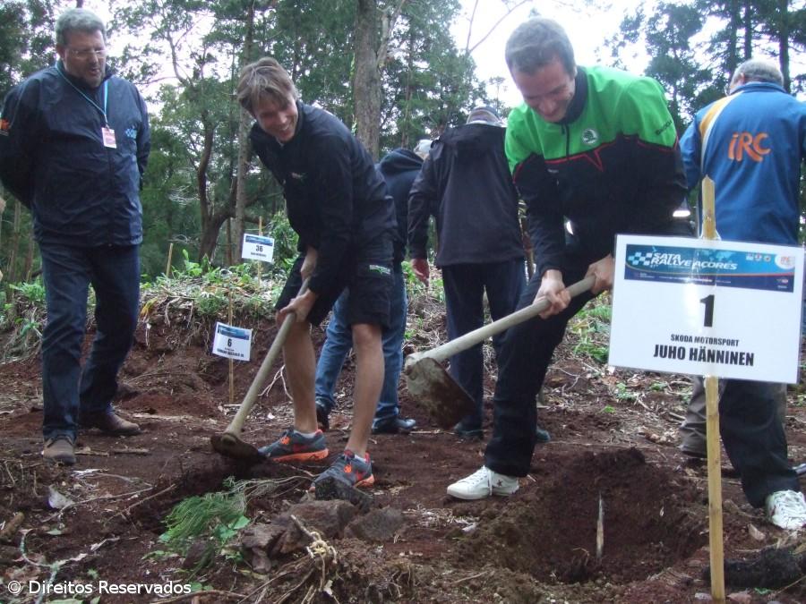 Pilotos do 'SATA' plantam árvores endémica no Pinhal da Paz – Imagem 1