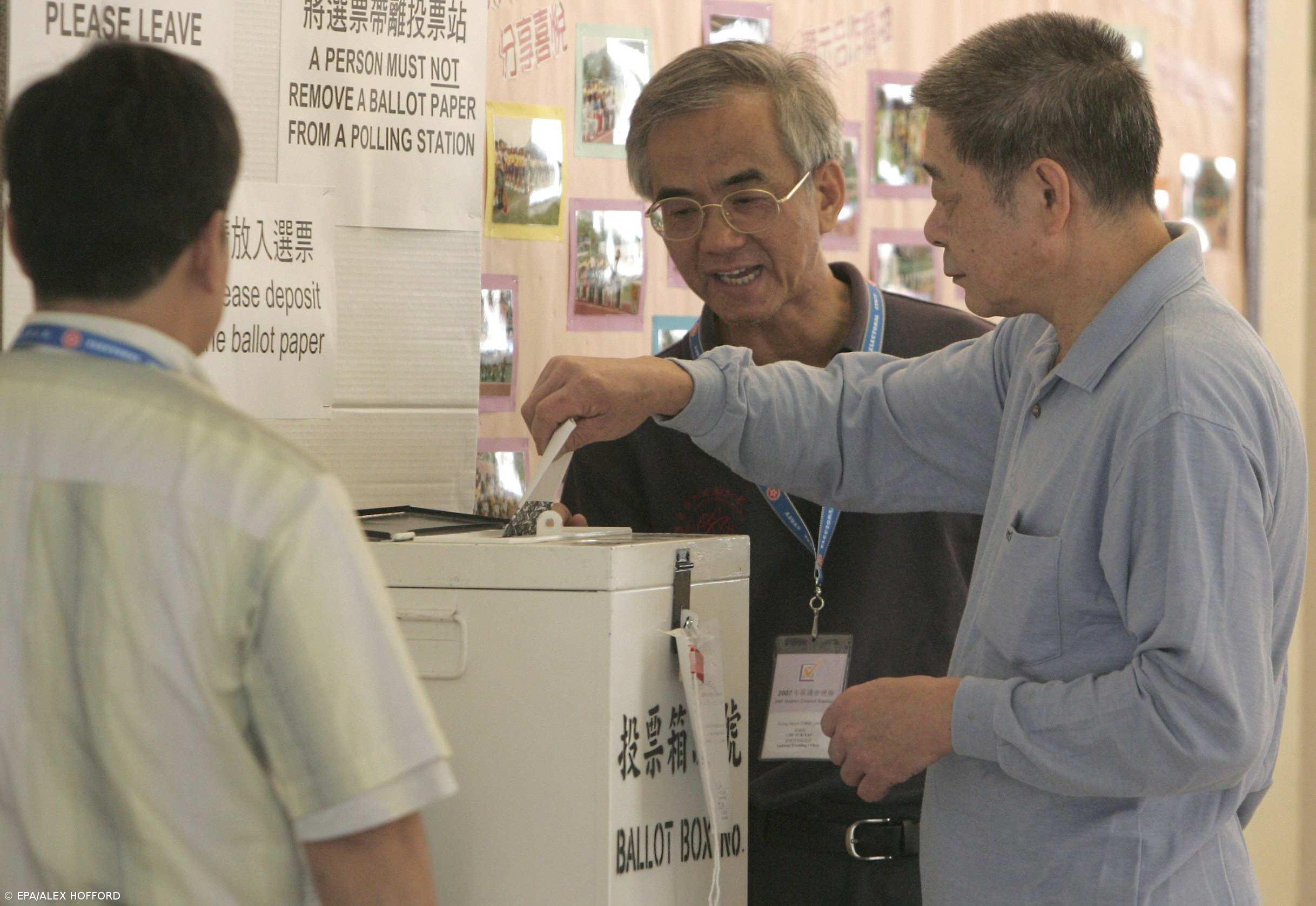 Candidatos pró-Pequim vencem eleições para Conselhos Distritais – Imagem 1
