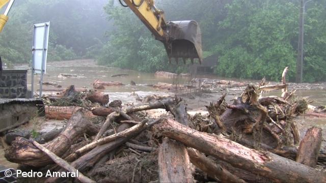 Várias viaturas arrastadas pela chuva na Bretanha – Imagem 1