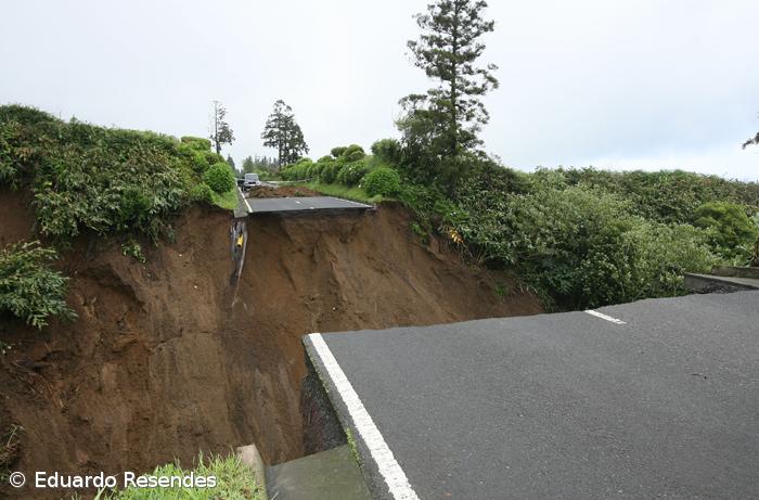 Estrada entre  Vigia das Feteiras e a Vista do Rei interrompida – Imagem 1