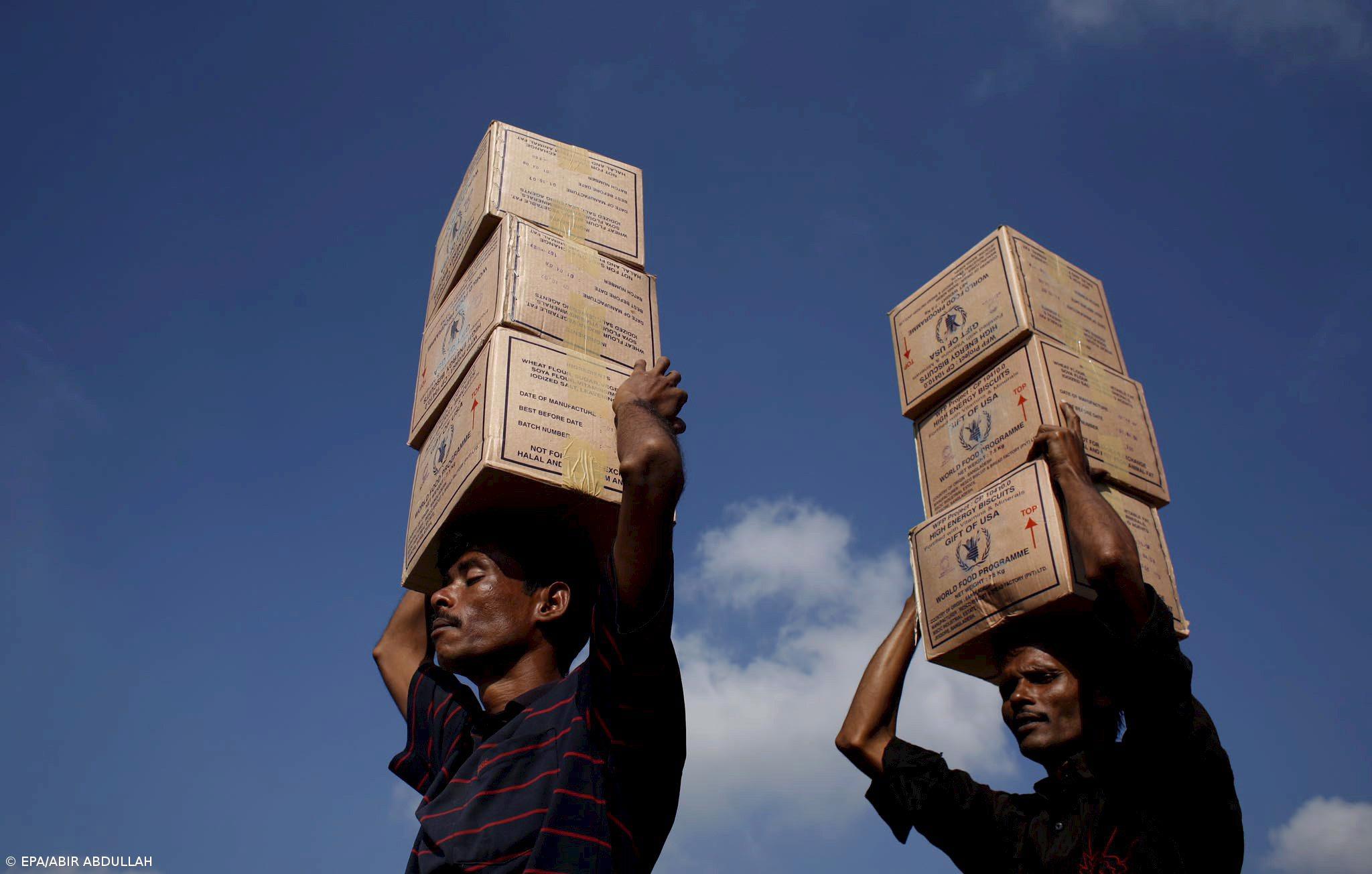 Helicópteros distribuem alimentos a populações isoladas pelo ciclone Sidr – Imagem 1