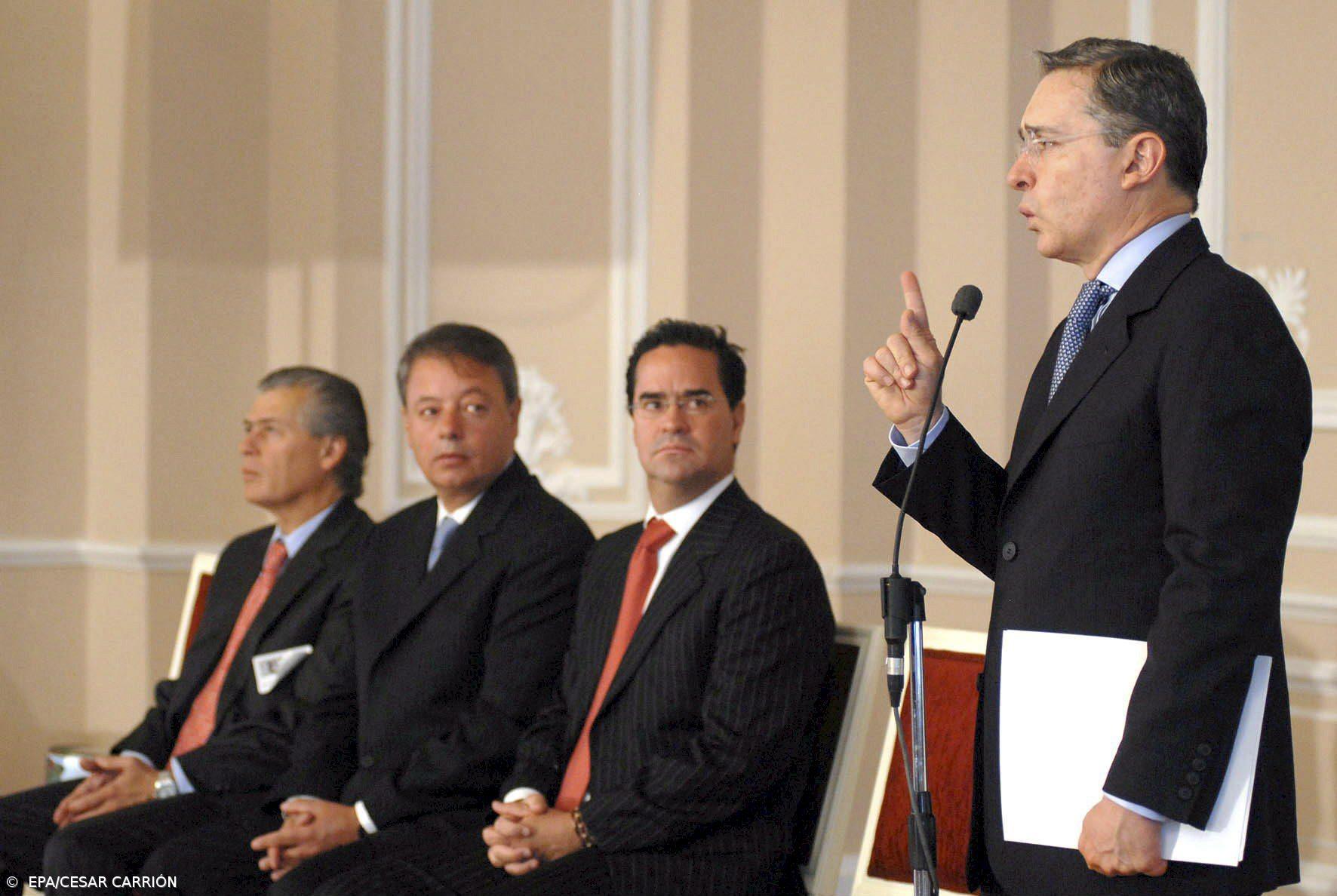 Uribe não quer "pôr em perigo" luta contra as FARC – Imagem 1