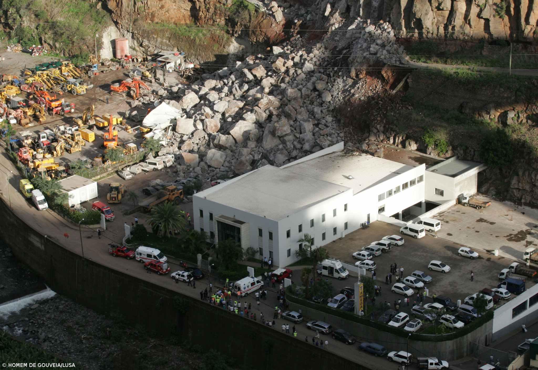 Duas pessoas soterradas em derrocada no Funchal – Imagem 1
