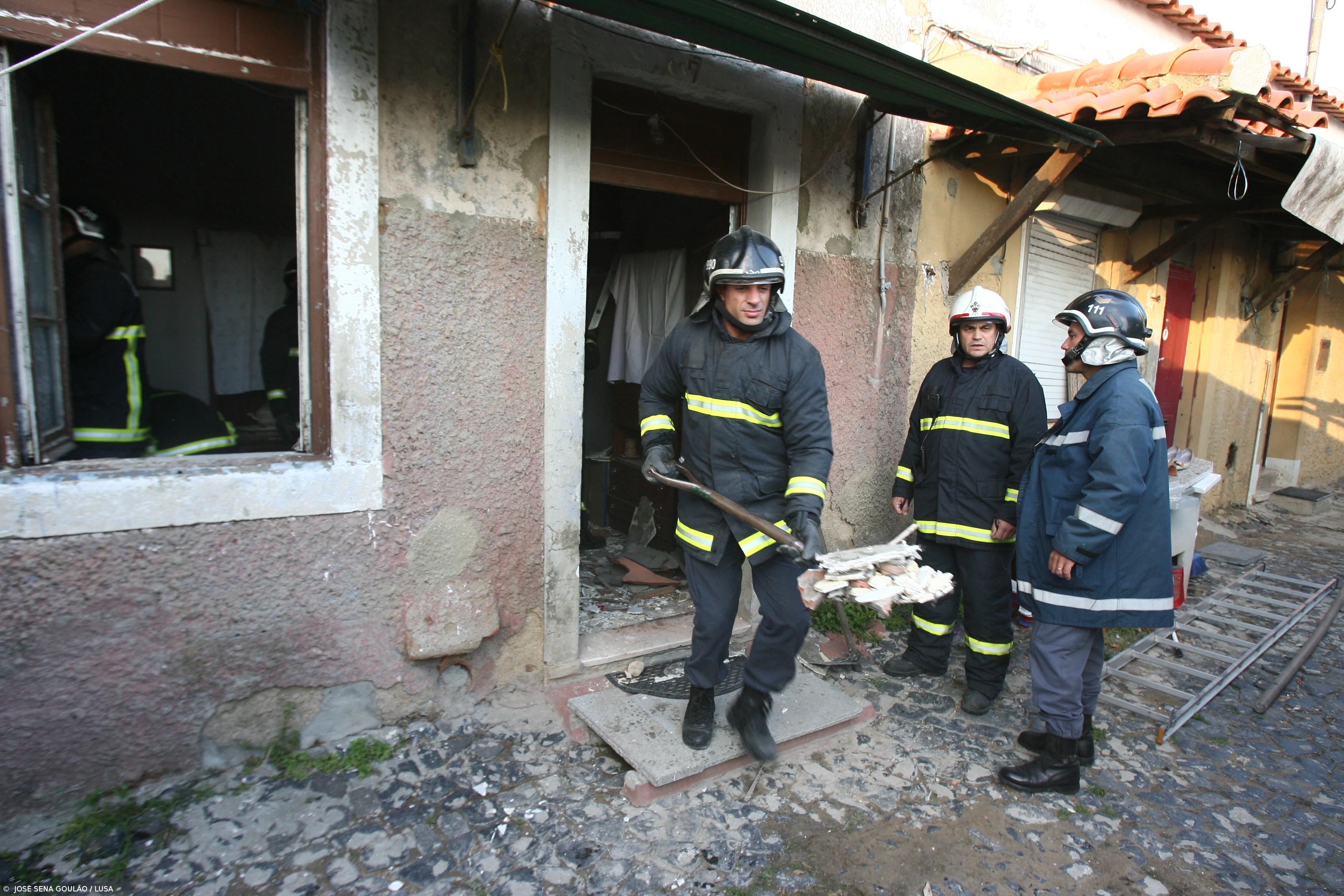 Protecção Civil intervém em casa que ameaça cair – Imagem 1