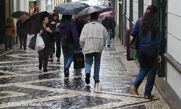 Nove ilhas dos Açores sob aviso amarelo devido a chuva forte e trovoada  – Imagem 1