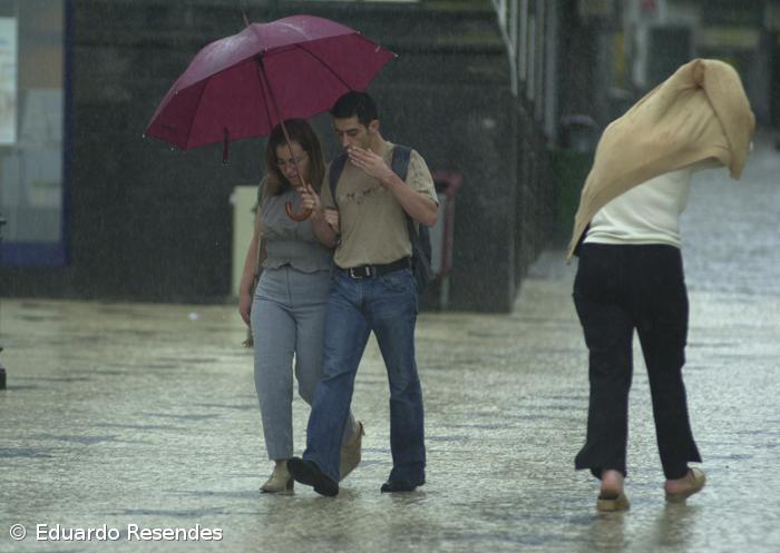 Sete ilhas dos Açores sob aviso amarelo até terça-feira devido ao vento e à chuva – Imagem 1
