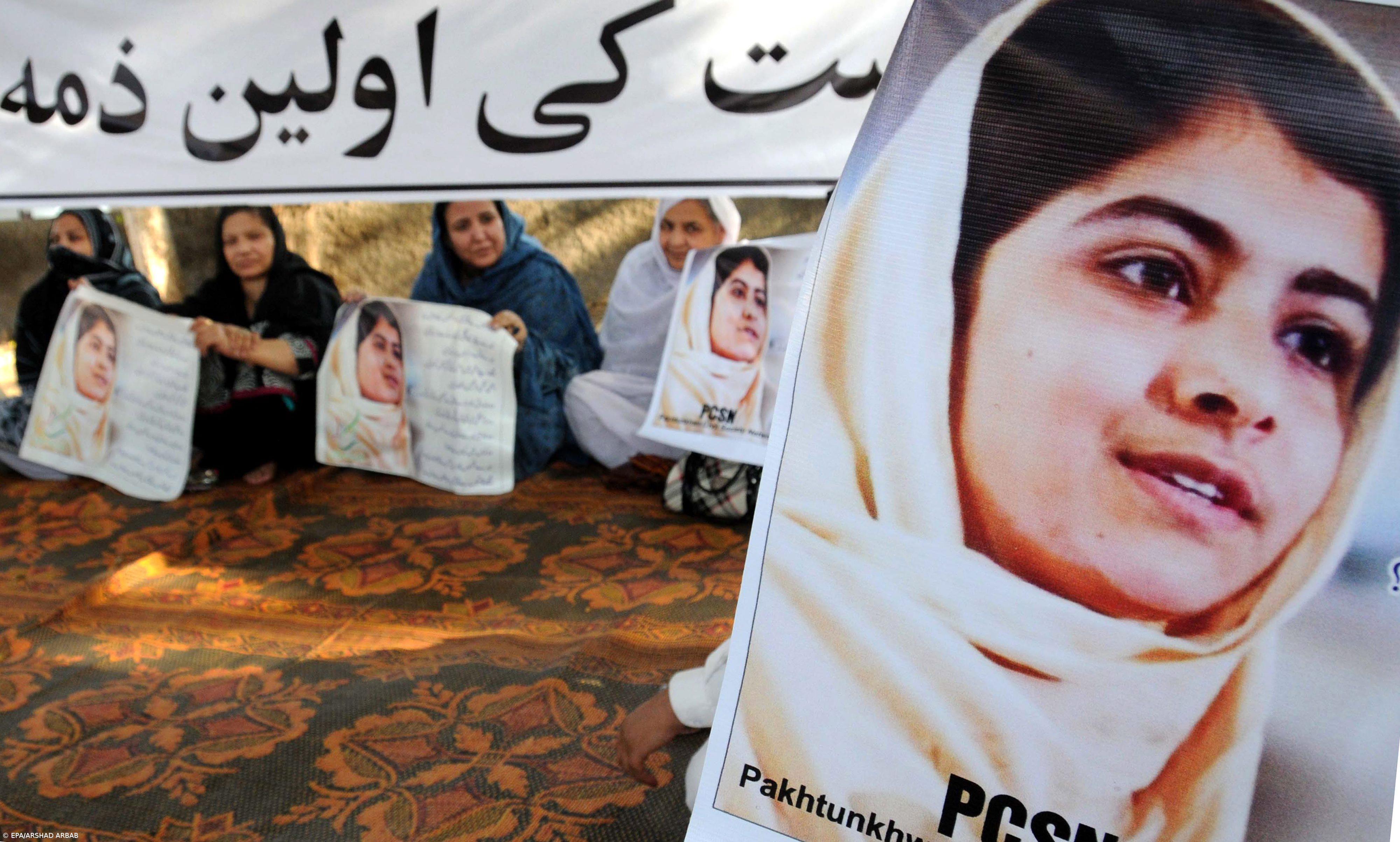 Jovem ativista paquistanesa vítima dos talibãs transferida para o Reino Unido  – Imagem 1