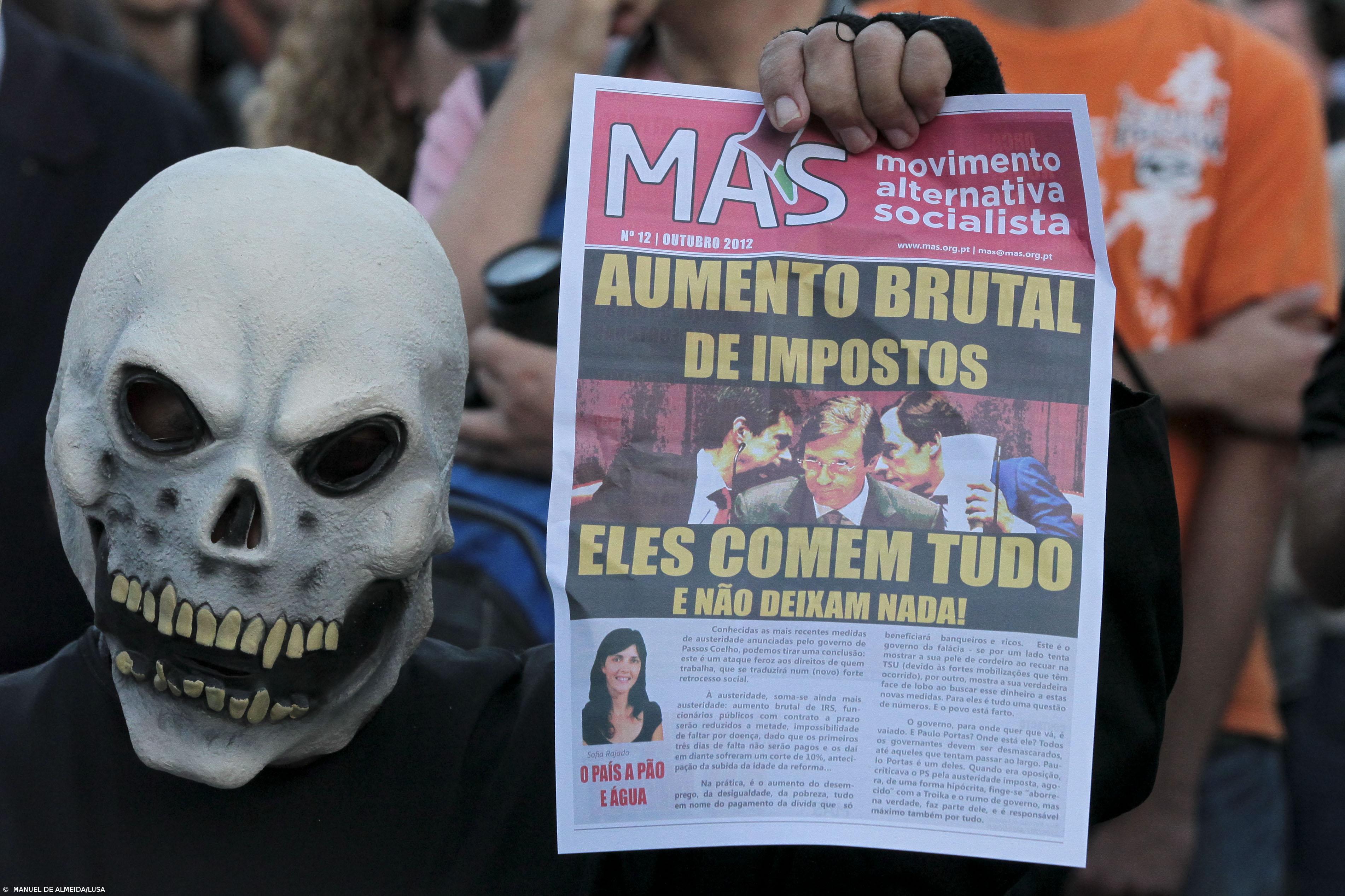 Algumas centenas de pessoas estão concentradas na Assembleia da República – Imagem 1
