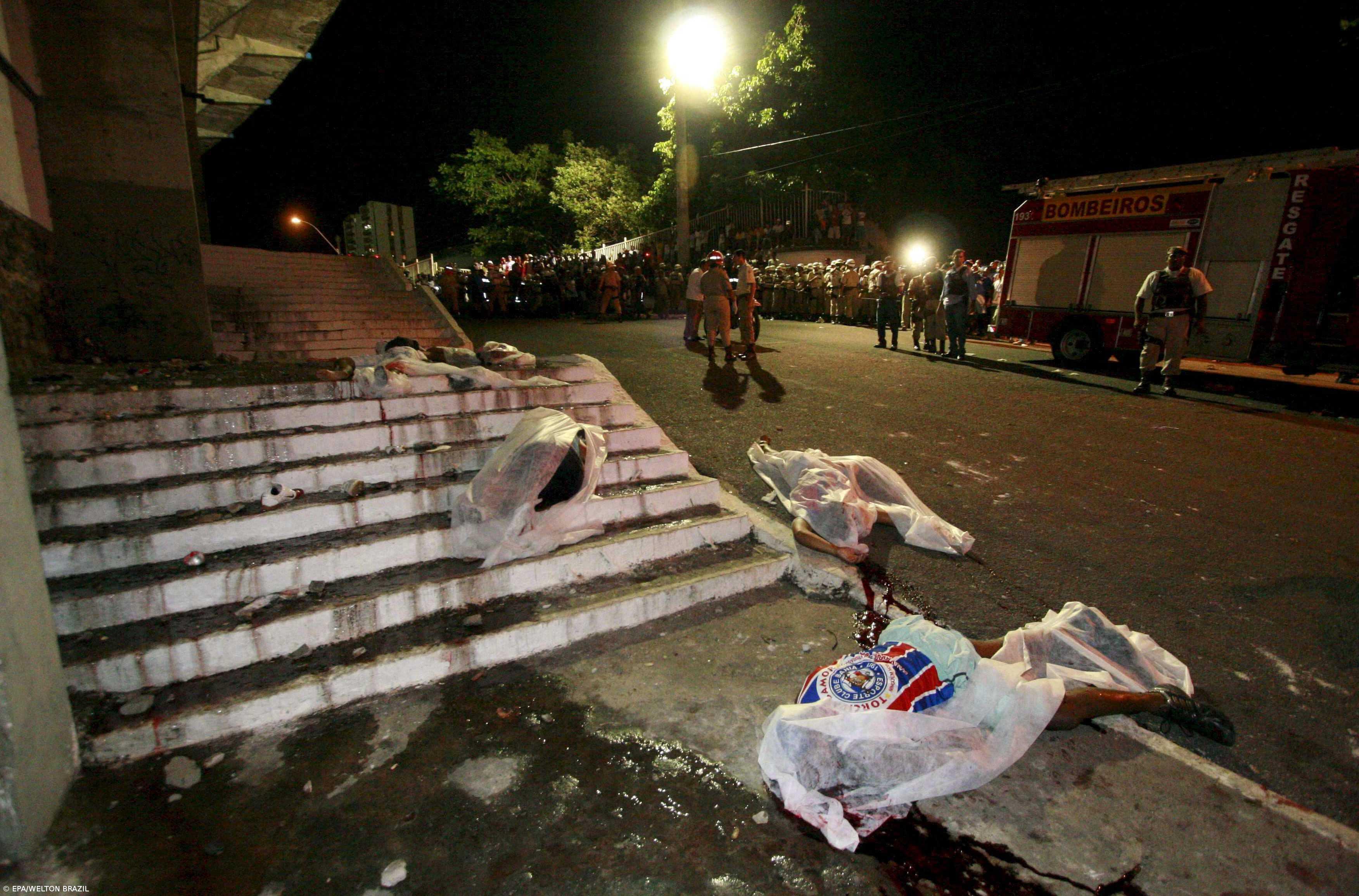 Queda de bancada num estádio provoca oito mortos – Imagem 1